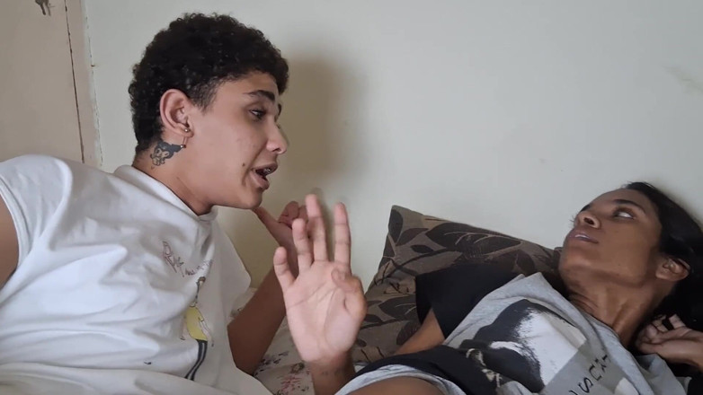 erickrosaoficial: J’ai surpris ma demi-sœur sur le lit sans culotte je...