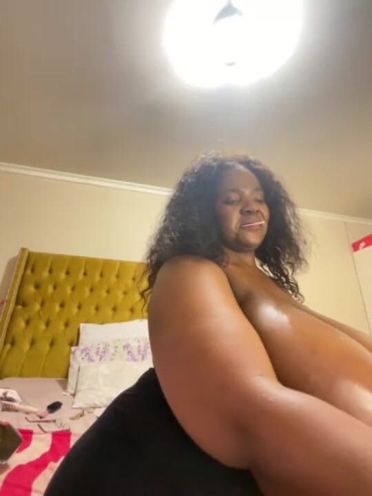 Legendary Booty Overdose: Obří poskakující přírodní prsa