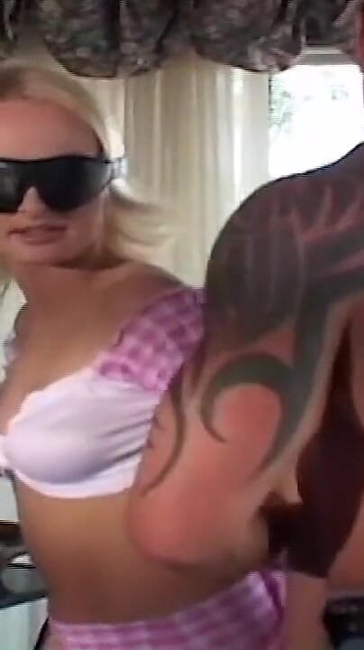 GANGBANG and BIG BOOBS: Blondýnka se zavázanýma očima dostane tvrdý výprask a dvojitý sex