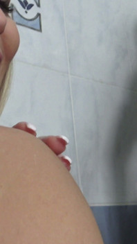 Blonde duble sclavă din nailon, futai cu vibrator cu pișat!