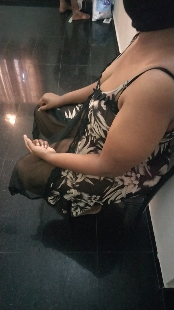 Tamil lesbian: Nouă mătușă dolofană vorbește ocazional