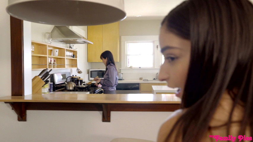Insatiable Step Sister - S5:e2 (My family pies)