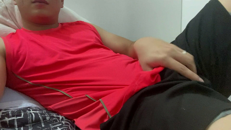 Tomas Styl: Tânărul se joacă cu jucăria lui în cameră și este prins