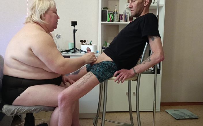 Zona901: Stiefmutter wichst schwanz und macht blowjob, bis ich komme