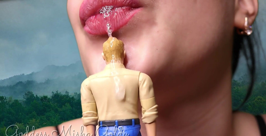 Goddess Misha Goldy: 强大和性感的巨人饥渴，今天小人是我的奴隶！他闻起来真好吃！他想成为一部分吗