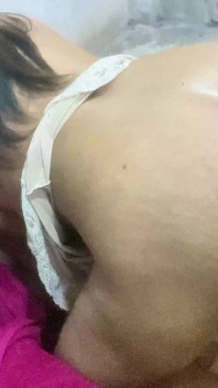 Una troia calda viene scopata duro tutti i buchi si riempiono con il marito che sborra