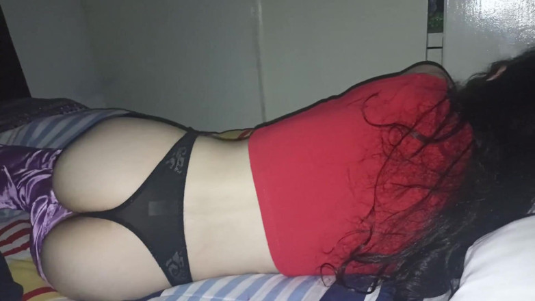 Jopy sex: 他进入夜晚，乱搞美丽的18岁粉红色阴道，她被后入