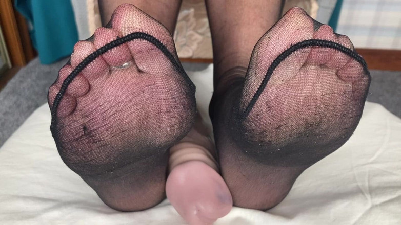 Mr MF: 熟女夫人的脚向你展示她性感的脚、脚趾和脚底。视频是展示她的脚和脚趾的系列的一部分。第3部分