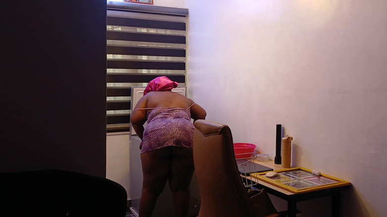 Mara Exotic: घरेलू कर्तव्य: सांवली मोटी गांड वाली बेब झुक रही है