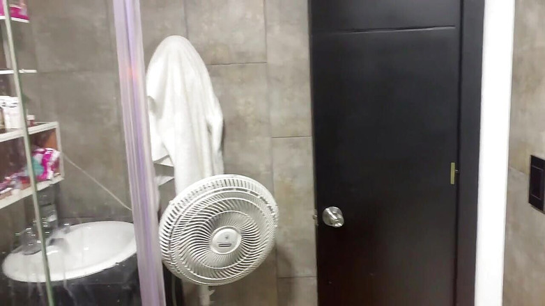 Yeison: Můj nevlastní bratr se koupe, tak jdu do koupelny, aby...