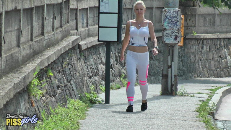 BA-PISSgirls: Luci Love Kencing Berdiri