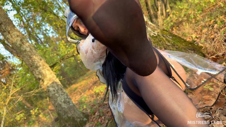 Mistress Legs: Fetishist's Trap: una ninfa della foresta in calze nere provoca...