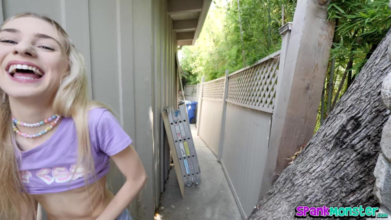 Spankmonster: La piccola teen chanel shortcake si ferma per un creampie