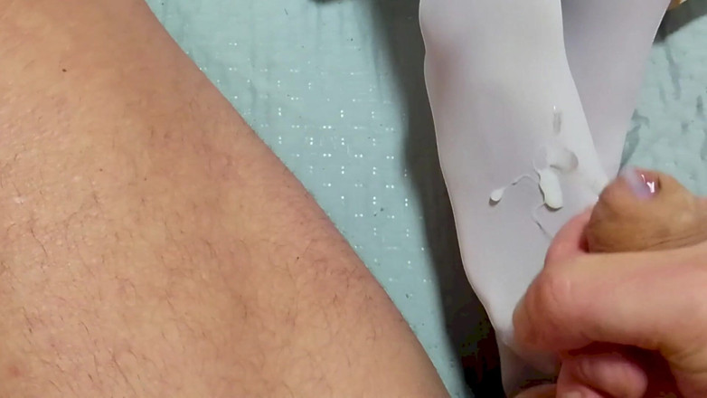 LauraOnHeels: MILF Gioca Con I Piedi Con Il Cazzo E Si...