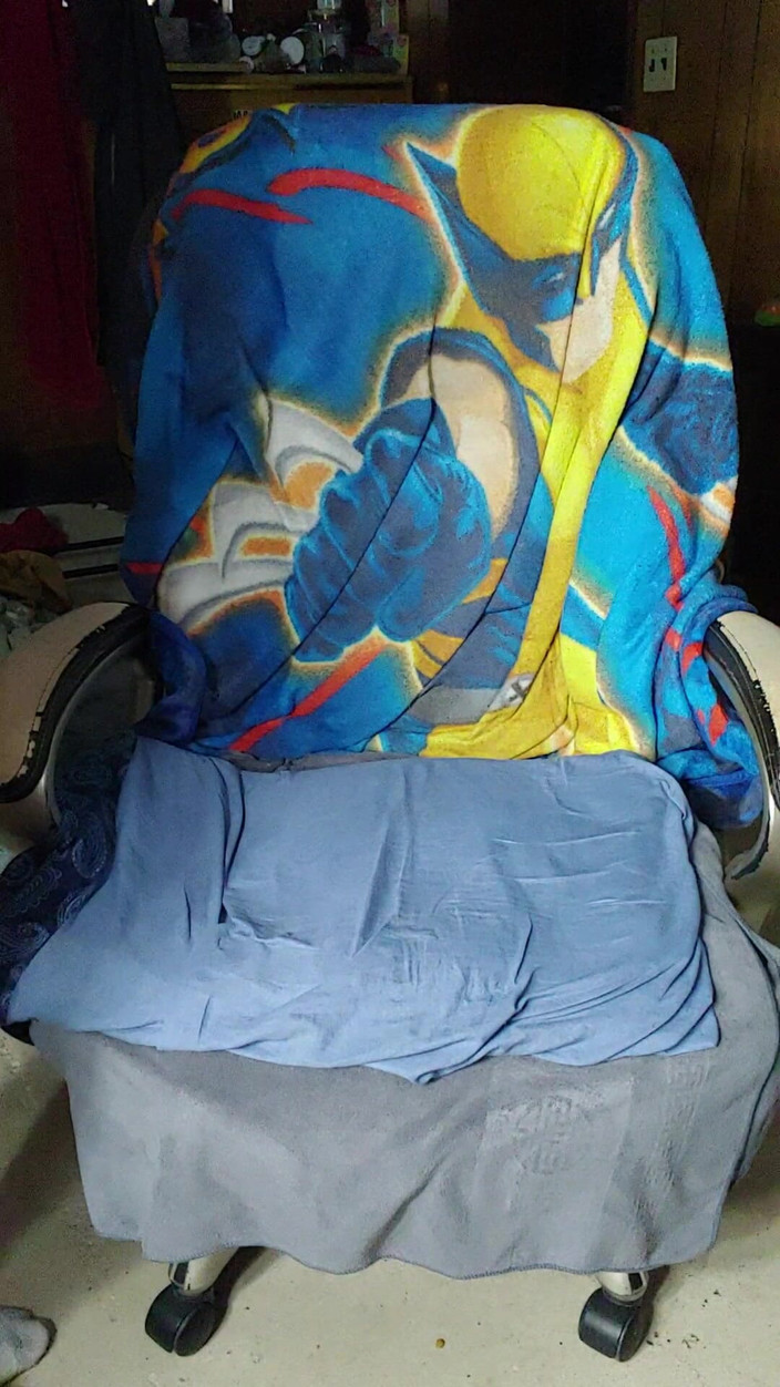 Printsofallsayings: Gordinho tira roupa, masturba e goza