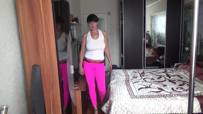Sexy Milf: Kate sexy cammina in pantaloni da yoga tacchi alti e...