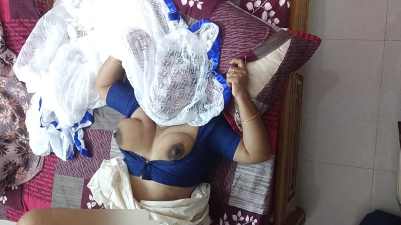 Black & white desicat: Desi Boudi Visaakaa dalam tetek blaus biru dihimpit kasar dan...