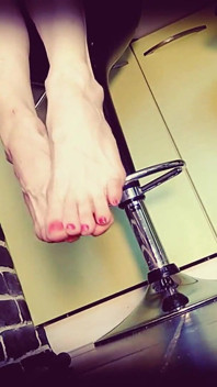 Footfetish cewek hot rusia lagi asik footfetish - ginnagg
