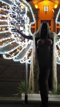 Angel Monika fox cammina nuda sul sochi