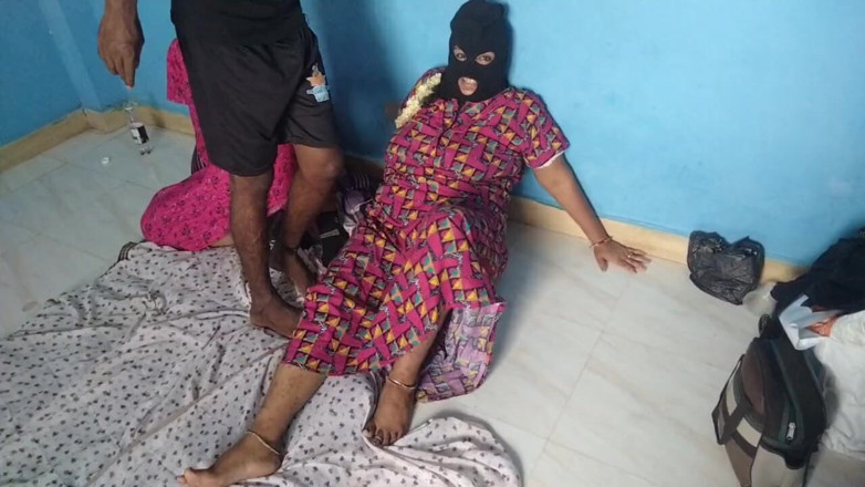 Benita sweety: Memek dan tubuh aduhai cewek ini dijilat es mangga, sepong...