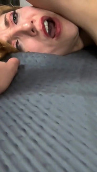 Jag går med min kuk upp och pratar med en hora sexserver