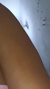 Sora mea vitregă brunetă de 18 ani singură acasă și am ajuns să o fut