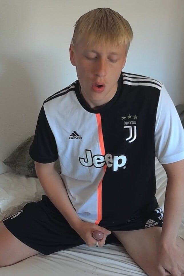 Axton Drake: Bola sepak Bro melancap di katil