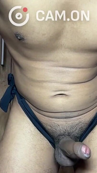 Ngocok kontol cowok gym seksi ini di depan kamera