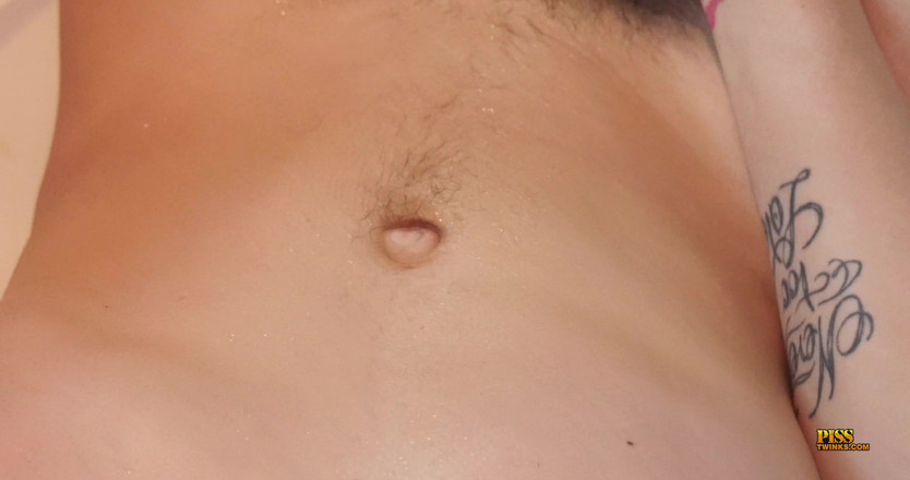 Piss Twinks: Memek cowok ini dientot habis-habisan sama cowok pemburu kencing