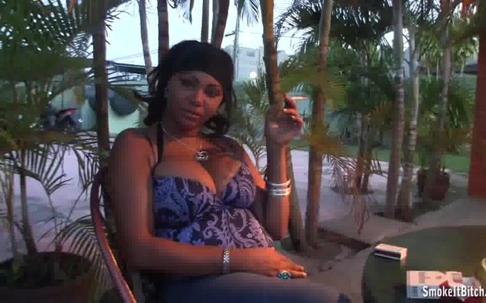 Smoke it bitch: Rondborstige smokey Dominicaanse dame