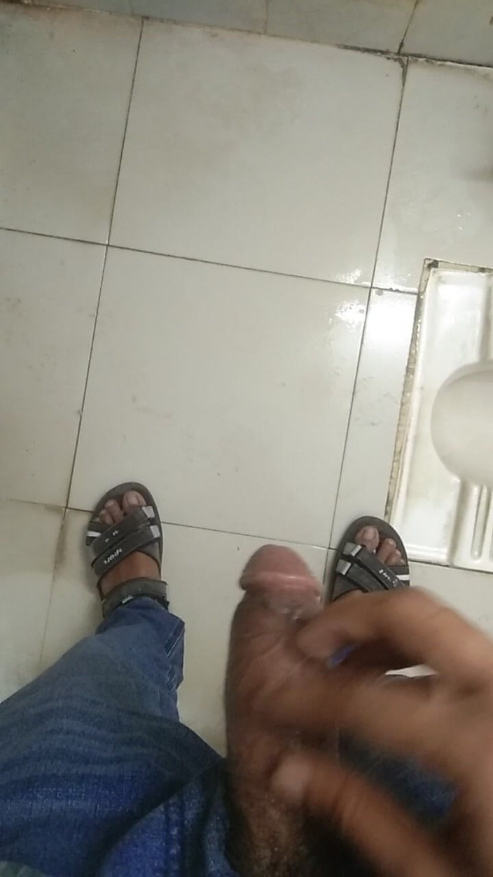 Viral_tiktokar: I Went to the Office Bathroom and Hit My Hand...