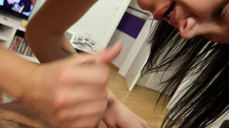 German amateur - 100% German hardcore videos: Dunkelhaarige MILf bringt einen großen schwanz zum kommen wie nie...