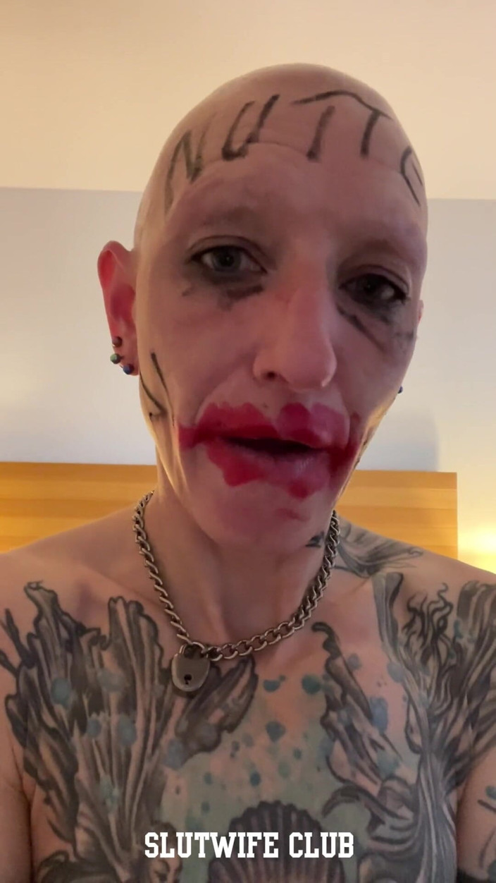 Slutwife Club: Глибокий заглот для трах-іграшки Вілії в масці, їзда на сирій дупі та липкий фініш