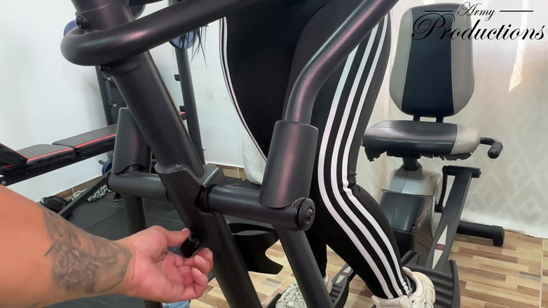 Army Productions: Tipul care întreține sala de sport primește o recompensă cu sex...