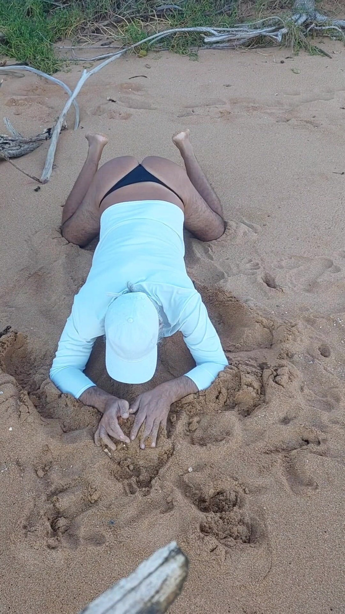 Ladysilvas: Ladysilva บนชายหาดในกางเกงในอวดตูดเซ็กซี่ของเธอ