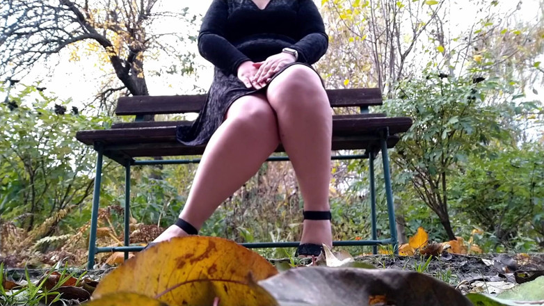 Elena: Bbw đi tiểu qua quần lót của cô ấy với hai chân...