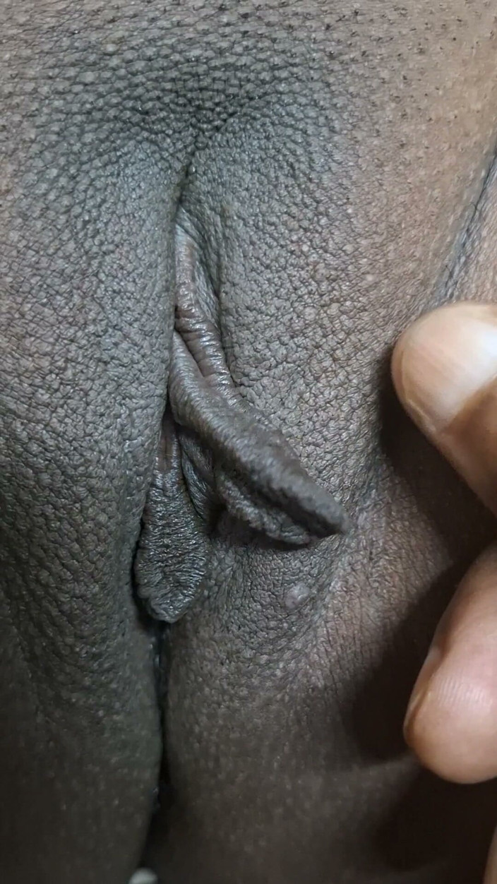 Indian aunty sex: 印度 bhabi 滑到床上，老公用玩具阴户