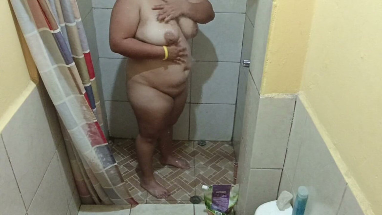 Stepmom_with_big_tits: อาบน้ํานี่จบลงด้วยสุดฮอตเพราะนมฉันรู้สึกดีมาก