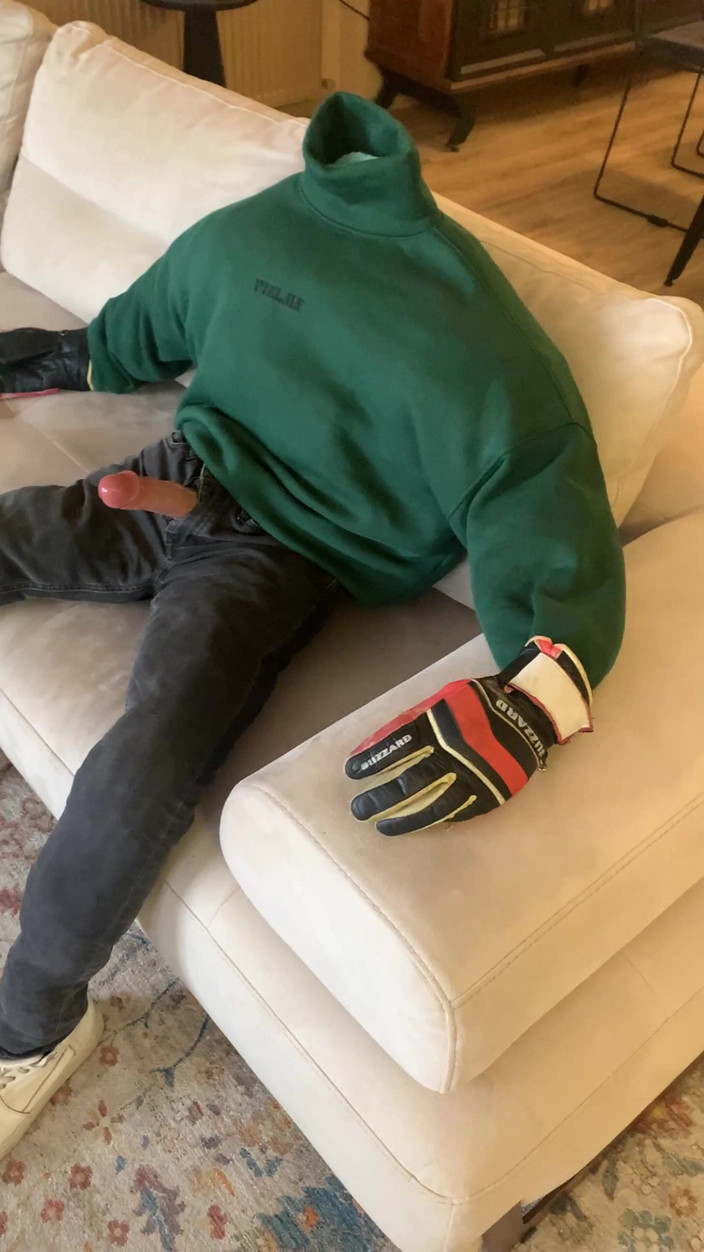cd_aysemmm: Üvey oğlumu mastürbasyon yaparken yakaladım ve benden ona yardım etmemi...