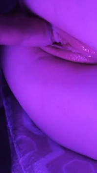 La mia figa bagnata aspetta il cazzo. Primo piano. Succosa figa da 18+