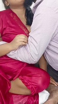 Une femme au foyer indienne et son mari baisent à minuit