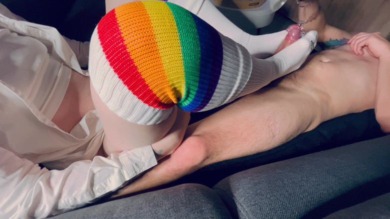 Frenchsockjob: Robię mojemu przyrodniemu bratu długie skarpetki
