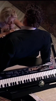एक भव्य शरीर के साथ एक गर्म उदात्त गोरा के लिए पियानो और ओगास्म की एक शाम