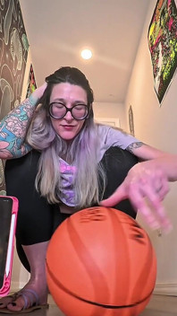 6'7 diosa alta del baloncesto con una mano desafío ¿cuánto tiempo pueden estas manos enormes dominar?