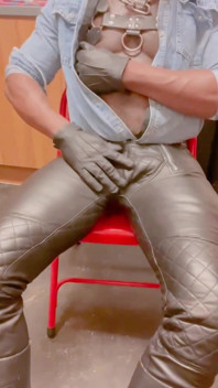 Paja De Jeans De Cuero Y Sesión De Paja Porno Gay Camisa Abierta