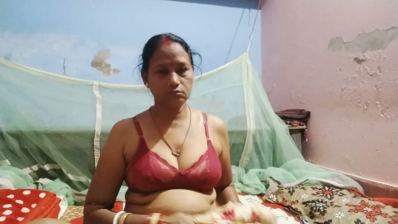 Indian anty hot sex: La tatie sexy exhibe ses seins et fait chaud sa...