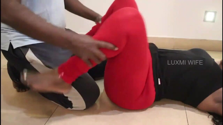Luxmi Wife: Entrenamiento maestro de gimnasio y follando con la esposa de...