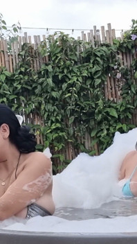 Kim Velez ve Sofia Damon meme emiyor