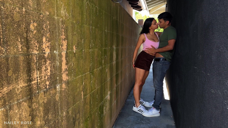 Hailey Rose: เย็ดในซอยมืด - Latina นมใหญ่เย็ดกลางถนนสาธารณะ - Hailey Rose
