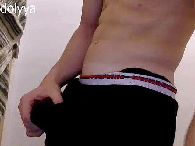 Big dick man: Vingeren in korte broek